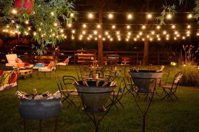 Living al aire libre con luces cálidas