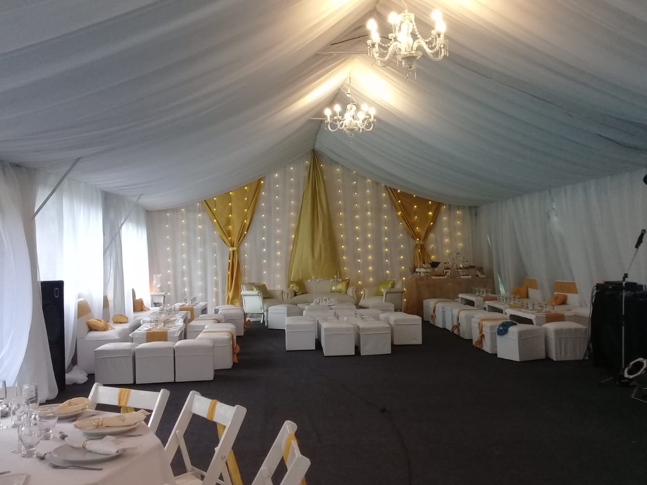 Carpa ambientada con living y candelabros