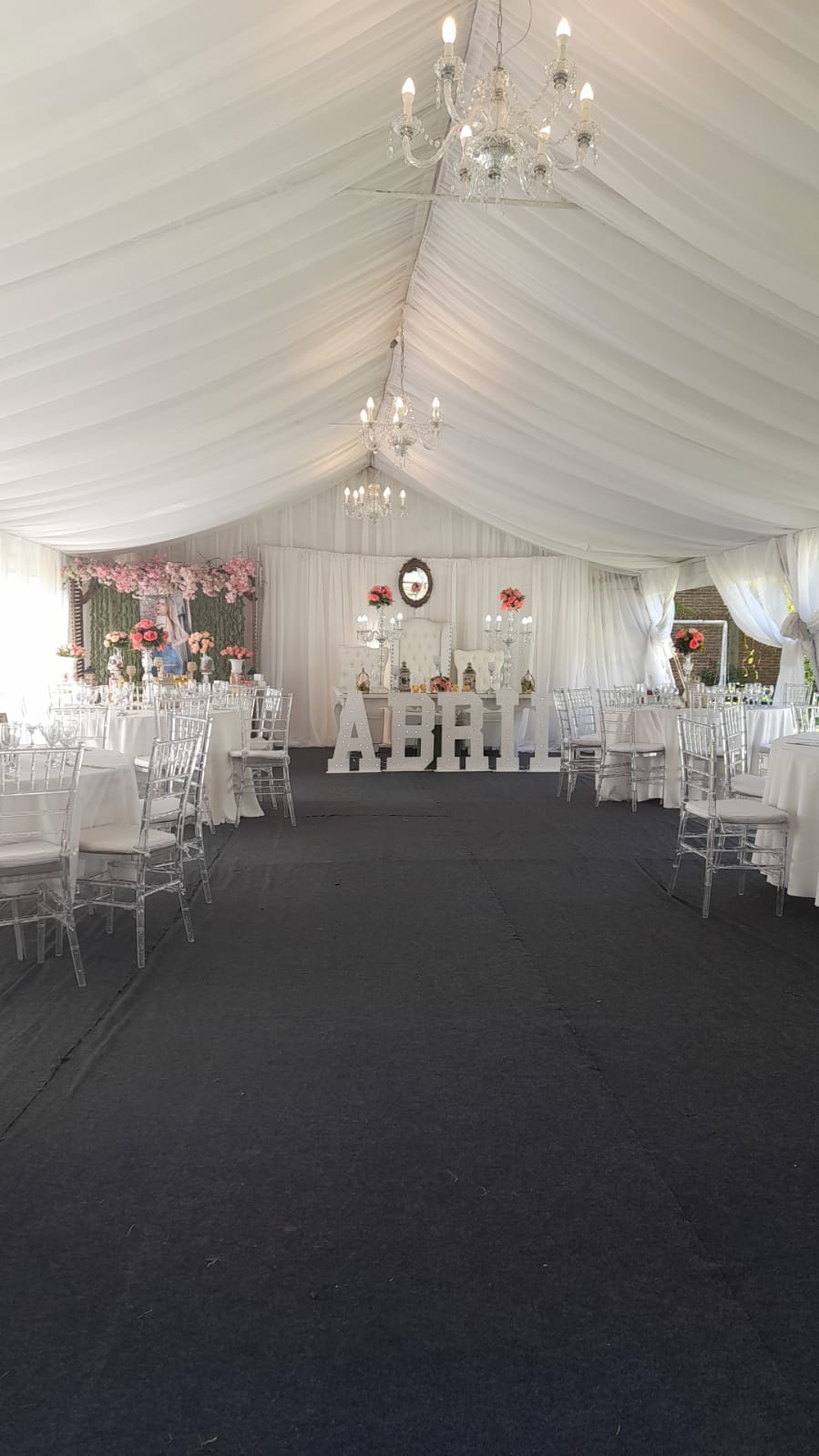 Carpa ambientada para cumpleaños de 15