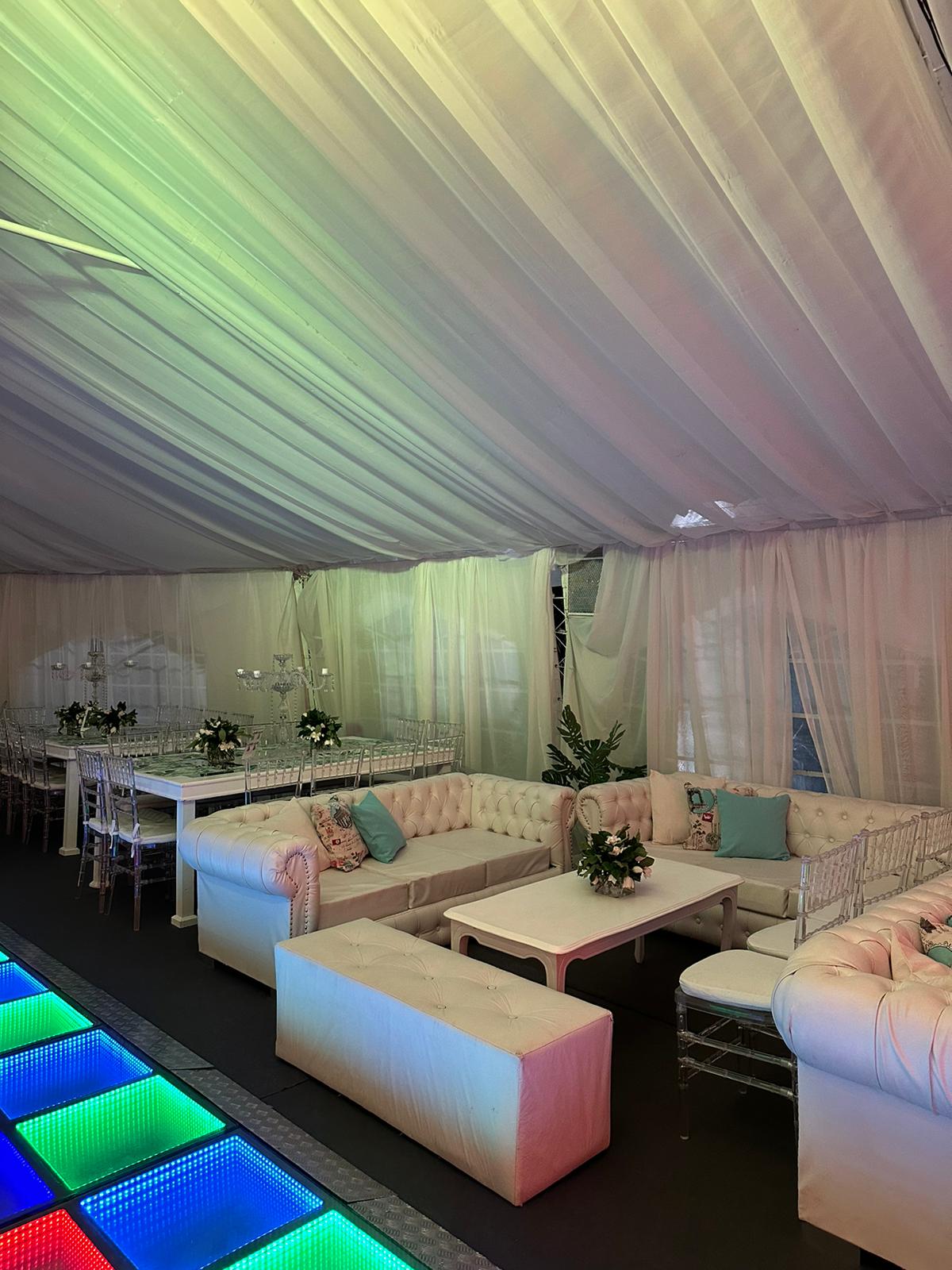 Pista de baile iluminada bajo carpa