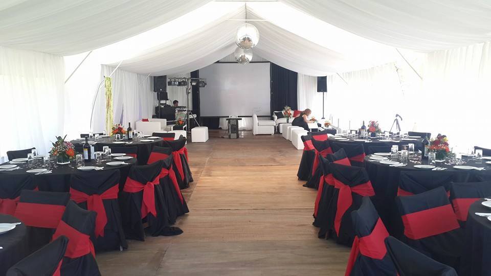 Carpa ambientada para evento de gala