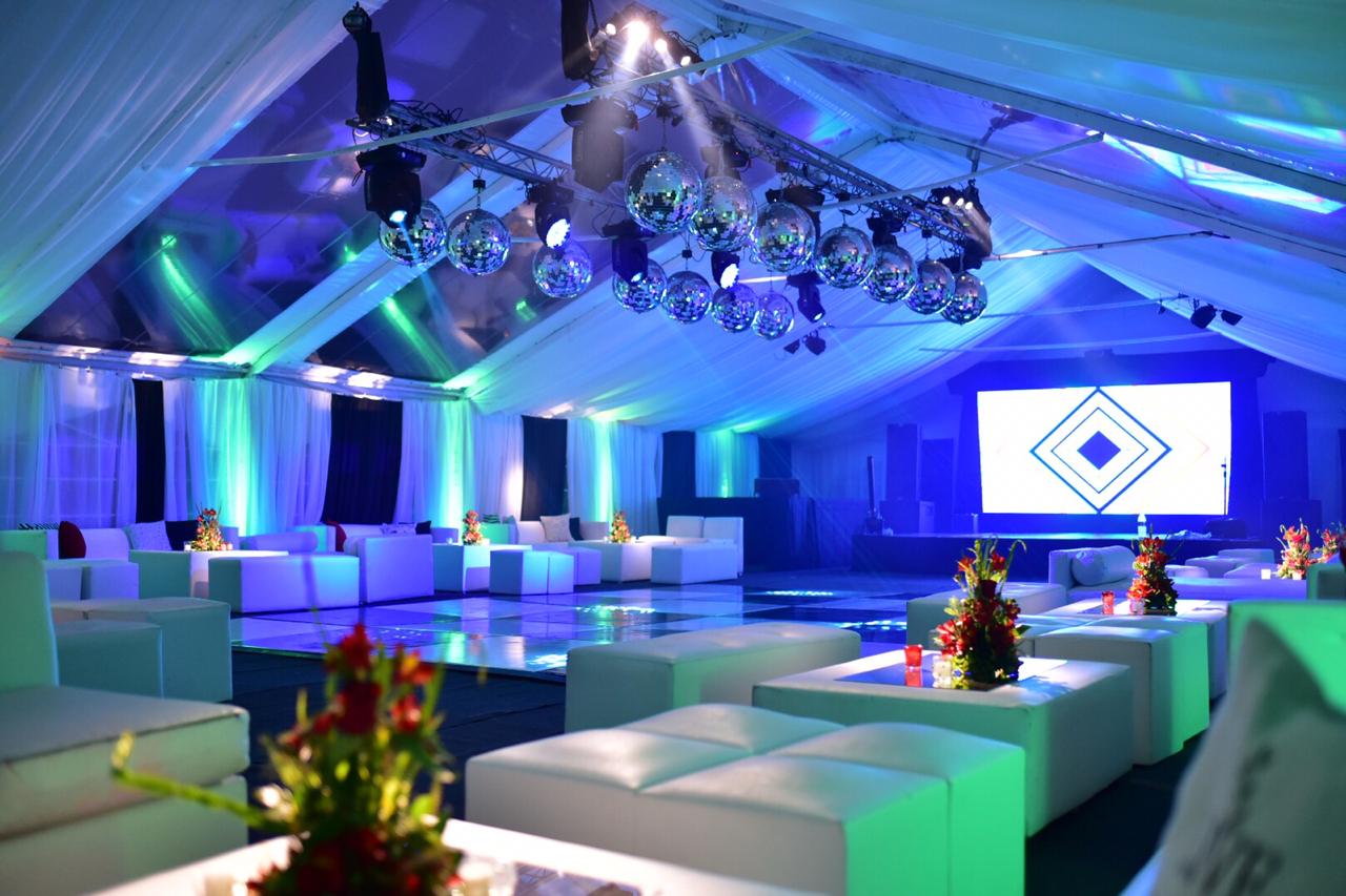 Carpa ambientada con living nocturno