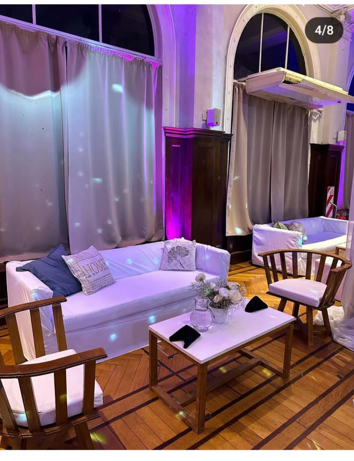 Mesas con sillas Chiavari transparentes